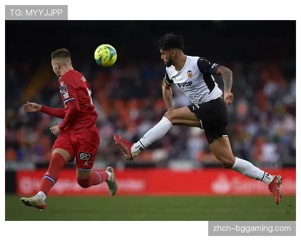 西甲基金会在社区推广“战术棋盘”游戏，旨在青少年中普及基础足球决策思维。